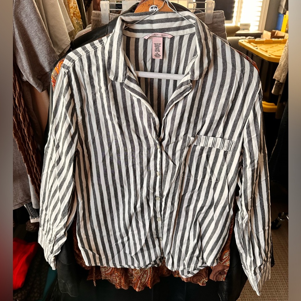 #369 Women's Victoria's Secret Stripped Pajama in Light Gray/White Size Medium.